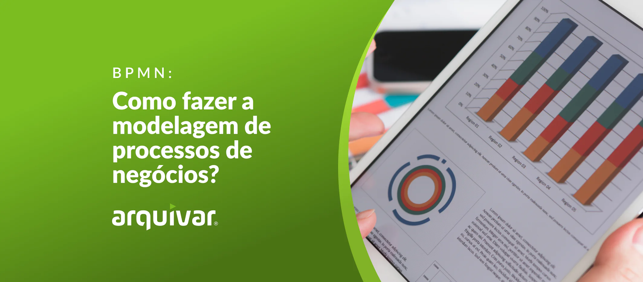 Presença de pessoas, foco em suas mãos e nos papéis em cima de uma mesa demonstrando um debate sobre BPMN notation e modelagem de processos.